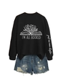 Détail du sweat-shirt noir imprimé floral avec short en jean délavé et effiloché - Noir (Graphique Blanc)