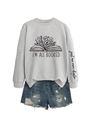 Détail du sweat gris avec imprimé floral de livres et texte 'just one more chapter' sur manche - Gris (Graphique noir)
