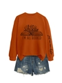 Détail de la manche avec texte et motif de livre sur le sweat à capuche orange - Orange Rouille (Graphique Noir)