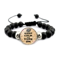 Elastisches Perlenarmband mit mattschwarzen Perlen und Keep Calm and Type On Anhänger - Schreibmaschinen Thema (JY008109-5)
