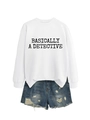 Flat lay d'un sweat blanc avec imprimé BASICALLY A DETECTIVE et un short en denim - Sweat-shirt blanc (motif de texte noir)