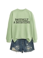 Détail du sweat-shirt vert clair avec texte 'Basically a Detective' et short en jean - Sweat-shirt vert olive (motif de texte noir)