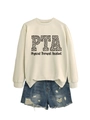Détail de l'imprimé PTA léopard sur le sweat-shirt crème à manches longues pour femme - Sweat-shirt Couleur Sable (Texte Noir)