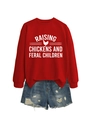 Détail du sweat-shirt rouge graphique et du short en jean bleu usé à plat - S / Rouge (Police Blanche)