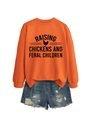 Détail du sweat-shirt orange avec texte imprimé et short en jean bleu délavé à plat - S / Orange (Police Noire)