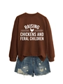 Mise à plat d'un sweat à col rond marron avec motif de poulet et short en jean déchiré - S / Café (Police Blanche)