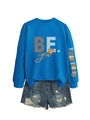 Détail du sweat bleu avec imprimé sur la manche et short en jean délavé usé - S / Bleu Lac