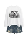 Mise à plat d'un sweat blanc avec imprimé poulet et short en denim bleu - S / Blanc (Police Noire)