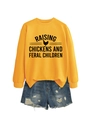 Détail du sweat jaune avec imprimé poulet et short en jean bleu avec déchirures - S / Jaune (Police Noire)