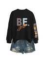 Détail de l'imprimé YOU ARE ENOUGH sur la manche d'un sweat noir et short en jean - Noir