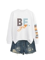 Détail du sweat-shirt blanc avec manche imprimée et mini short en jean bleu déchiré - Blanc
