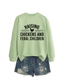 Sweat-shirt vert pâle avec imprimé poulet et short en jean vieilli posés à plat - S / Vert Olive (Police Noire)