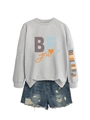 Détail de l'imprimé 'YOU ARE ENOUGH' sur la manche d'un sweat gris avec un short en jean - Gris