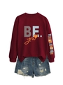 Détail du sweat-shirt bordeaux imprimé BE YOU et du short en jean vieilli - Bordeaux