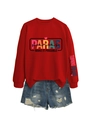 Dettaglio della felpa rossa con stampa PARAS colorata e shorts di jeans blu strappati - S / Rosso (Stampa Nera)