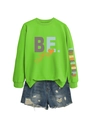 Détail du sweat vert clair avec imprimé YOU ARE ENOUGH sur la manche et short denim - Vert Fluorescent