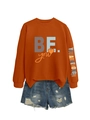 Détail du sweat orange avec imprimé BE you et slogan coloré brodé sur la manche gauche - Orange Brûlé