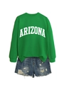 Détail du sweat vert Arizona à col rond et du short en jean avec détails usés - S / Vert Herbe (Police Blanche)