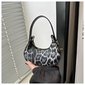 Mini sac croissant à imprimé léopard noir et blanc avec des finitions dorées - Léopard Noir