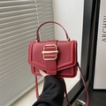 Borsa a mano classica in pelle bordeaux con fibbia dorata e tracolla per donna - Rosso