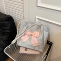 Bolso tote plateado metalizado con un gran lazo de organza rosa y asas tejidas blancas - Plateado