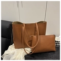 Dettaglio del set borsa tote in pelle PU color caramello con borsa grande e pochette - Marrone