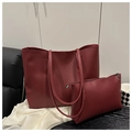 Dettaglio della borsa tote in pelle bordeaux con pochette abbinata su seta bianca - Rosso