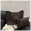 Dettaglio del set borsa tote in pelle marrone con borsa grande e astuccio interno con zip - Marrone