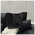 Dettaglio macro del set borsa tote nera in pelle PU vintage con pochette coordinata - Nero