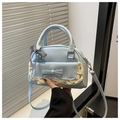Détail d'un sac bleu clair avec nœud, dentelle blanche et foulard à carreaux - Bleu