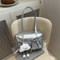 Borsa a spalla argento minimalista con tasche a fiocco e ciondolo a nuvola sui libri - Senza Ciondolo / Argento