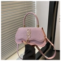Detalle de bolso rosa claro con lentejuelas, bordes ondulados, logo dorado y borlas - Rosa