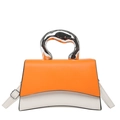 Vista frontal de un bolso de diseño naranja y blanco con asa metálica ondulada única - Naranja