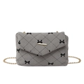 Borsa a tracolla chic in velluto a coste grigio con fiocchi neri e catena d'oro su bianco - Stampa Fiocco Grigio