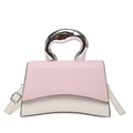 Bolso trapezoidal rosa y blanco con asa plateada en U y correa ajustable - Rosa