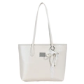 Bolso tote minimalista crema de piel sintética con un colgante de lazo de perlas - Blanco Crema con Colgante