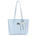 Bolso tote de cuero sintético azul claro con asas largas y colgante de lazo de encaje y perlas - Azul con colgante