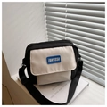 Detalle del bolso bandolera pequeño en blanco y negro con etiqueta FANYISSA y nylon - Negro y Blanco