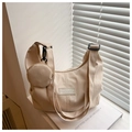 Détail du sac hobo en velours côtelé crème avec bandoulière et pochette ronde - Kaki