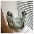 Dettaglio della borsa tote in velluto a coste verde chiaro con astuccio tondo e luce naturale - Stile Borsa nella Borsa / Verde