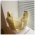 Dettaglio della borsa dumpling in nylon giallo chiaro con tracolla regolabile e borsellino - Stile Borsa nella Borsa / Giallo