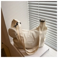 Dettaglio di una borsa tote in tela bianco panna con portamonete abbinato e logo FANYISSA - Stile Borsa nella Borsa / Bianco