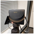 Dettaglio borsa a tracolla vintage nera con scritte dorate e catena decorativa - Nero