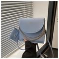 Sac bandoulière en cuir bleu clair minimaliste avec chaîne dorée et mini pochette - Bleu
