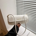 Sac sous le bras minimaliste en cuir verni blanc avec boucle dorée et bandoulière - Blanc