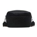 Bolso bandolera trenzado negro con correa ancha de rayas y herrajes metálicos plateados - Negro