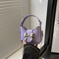 Mini lila Lederhandtasche mit silberner Metallschleife und feiner Gliederkette - Lila