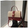 Detalle de la solapa de paja tejida y el cuero rojo oscuro en el bolso bandolera - Rojo
