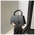 Détail du micro sac carré gris foncé avec cuir texturé et bandoulière en chaîne - Noir