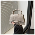 Gros plan du sac bandoulière argenté pailleté avec chaîne et poignée structurée - Gris
